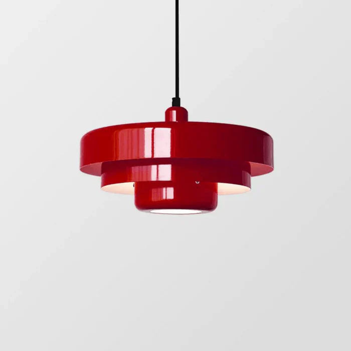 Drei moderne Hängelampen, orange, schwarz, weiß, aus Metall, skandinavisches Design.